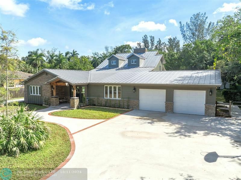 Property Photo:  400 NE Farmington Dr  FL 33317 