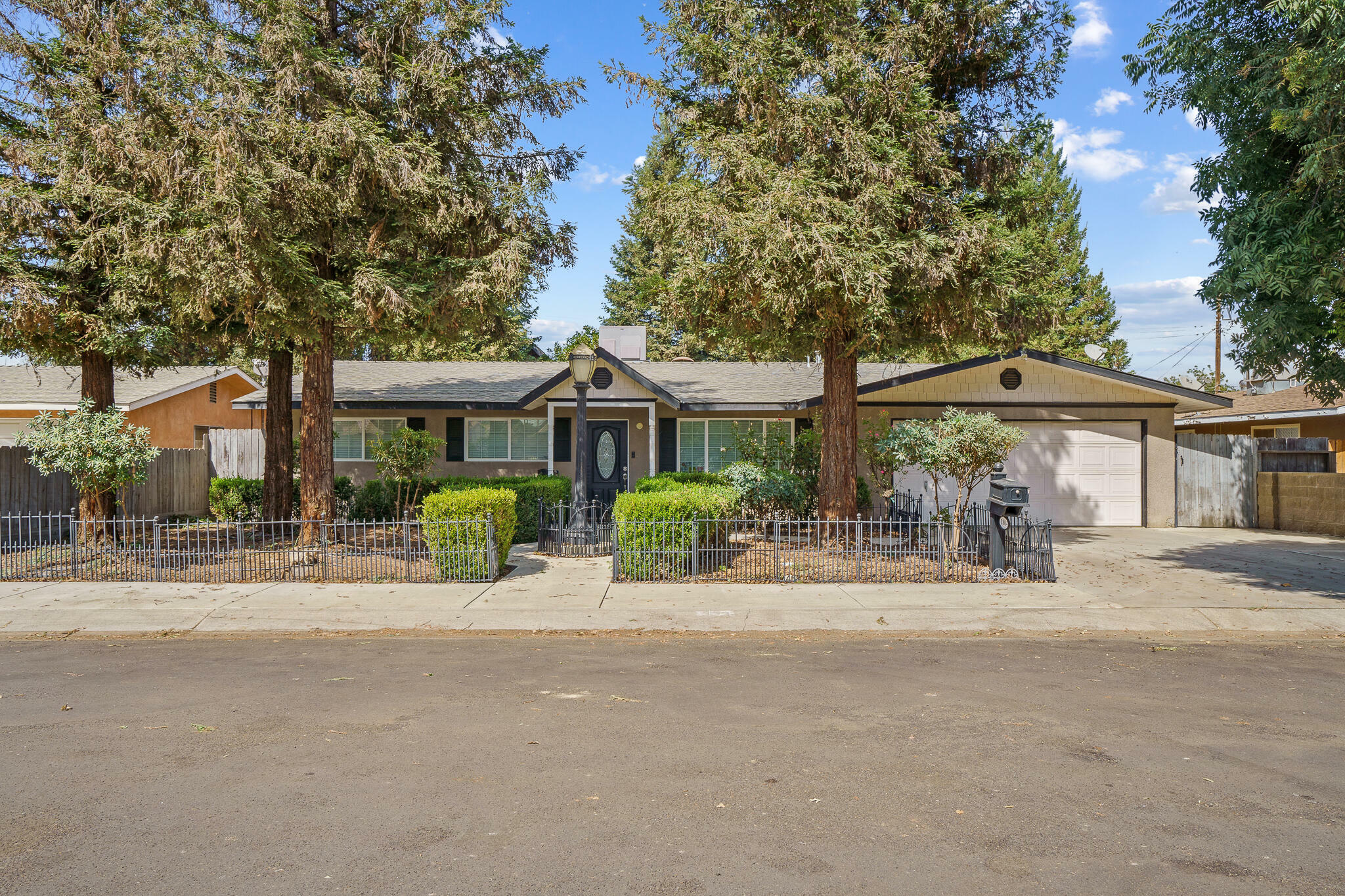 Property Photo:  1804 W Sunnyside Avenue  CA 93277 