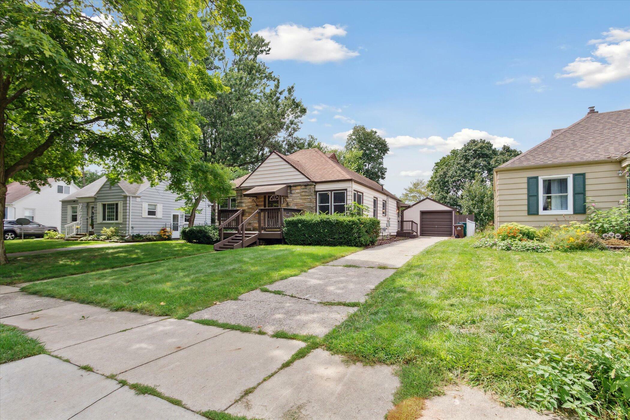 Property Photo:  1738 Quentin Avenue  MI 48910 