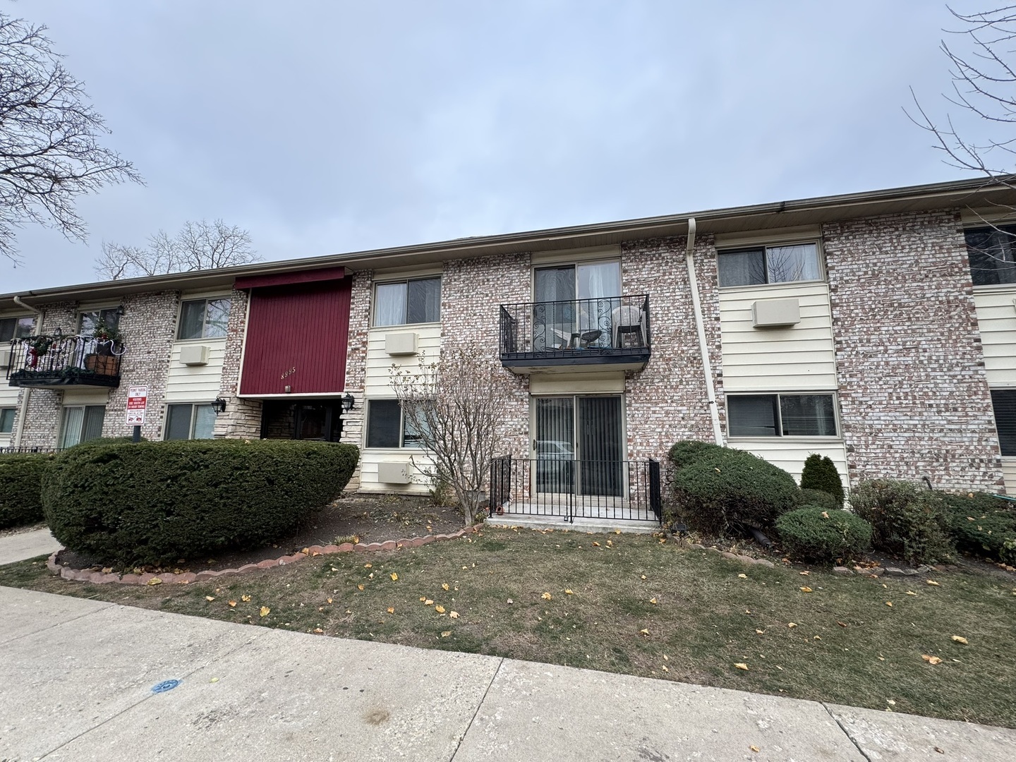 Property Photo:  8995 Kennedy Drive 1E  IL 60016 