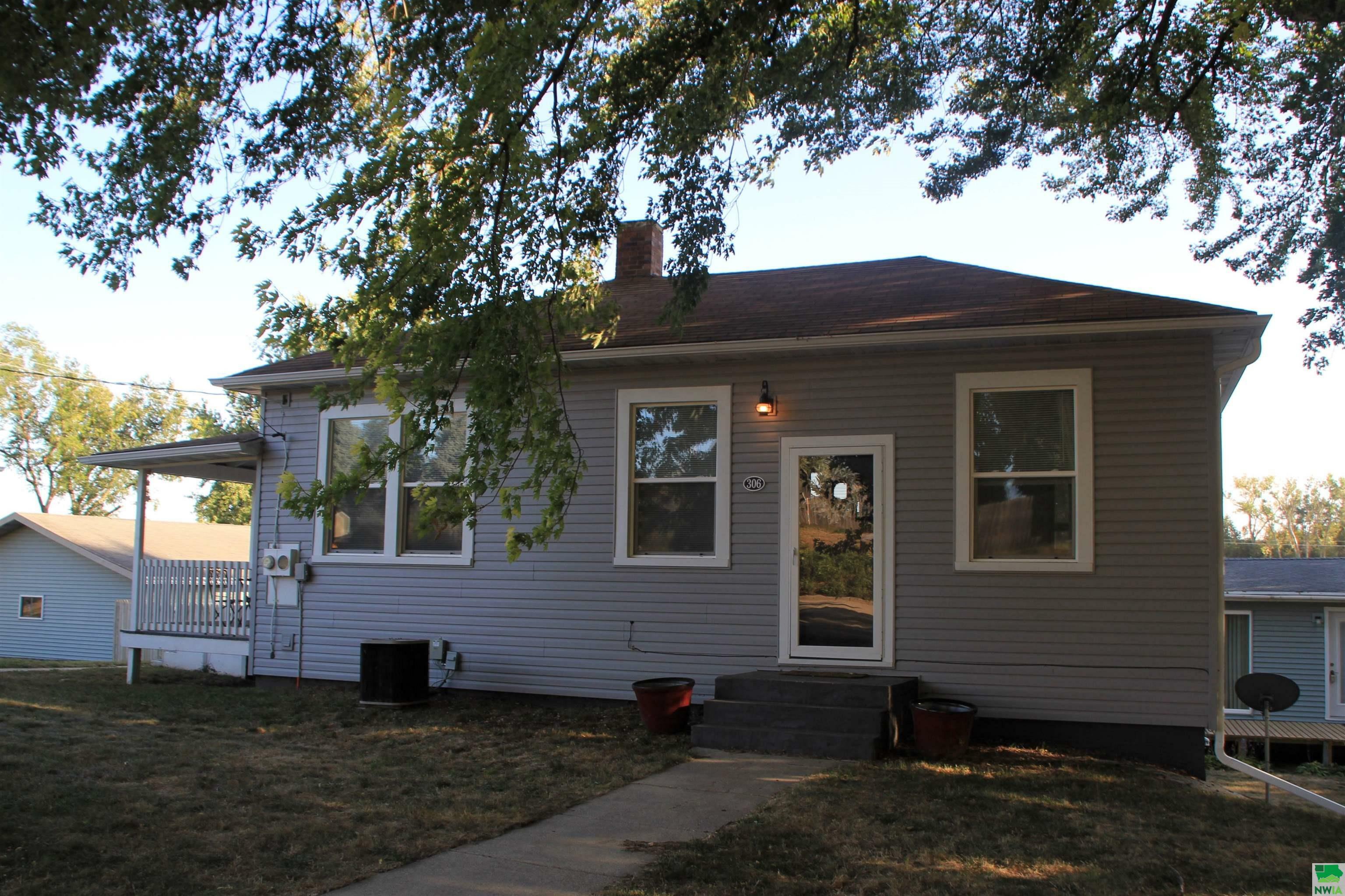 Property Photo:  306 Calvin St.  IA 51039 