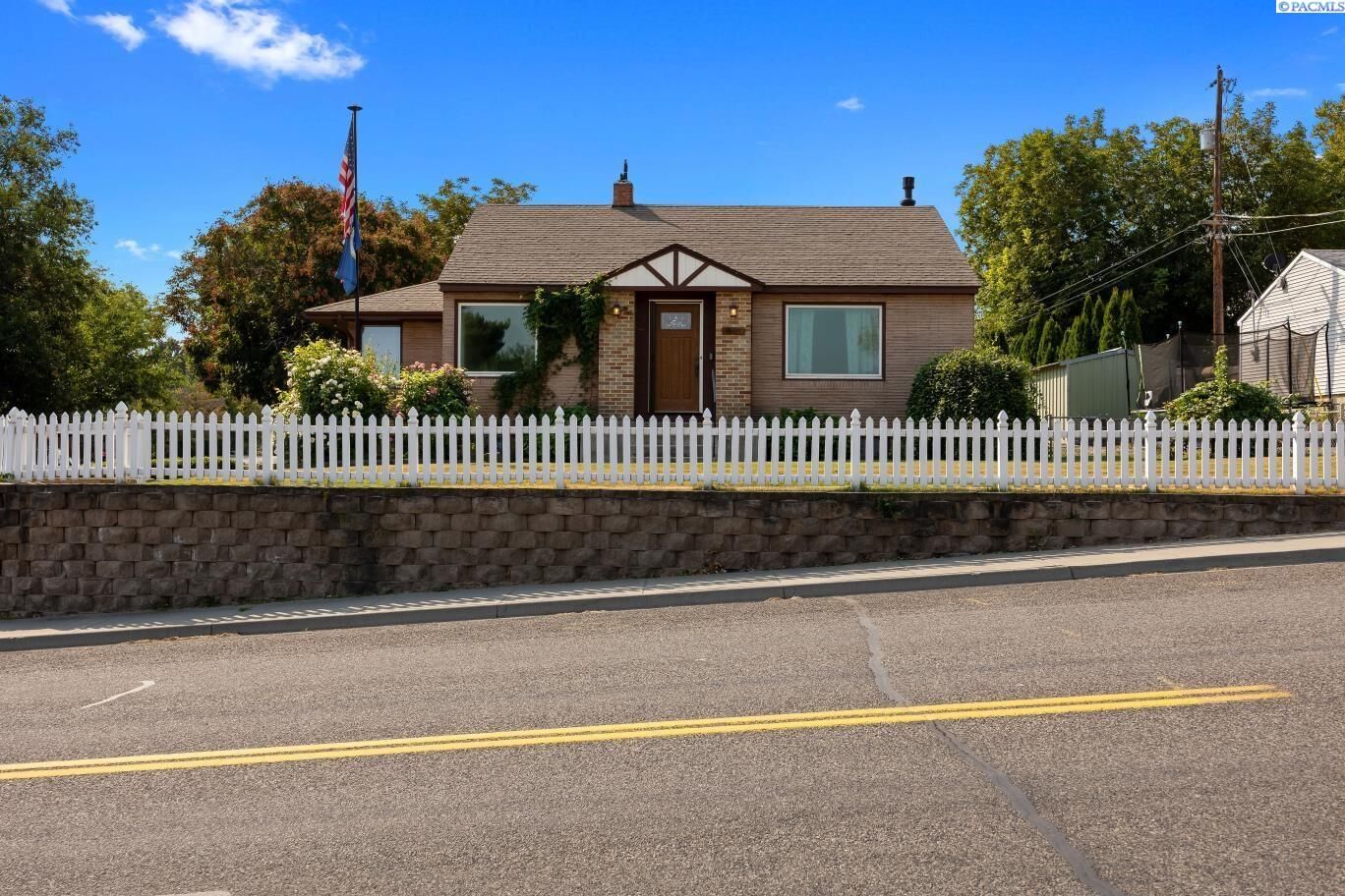 Property Photo: 821 W 19th Ave WA 99337