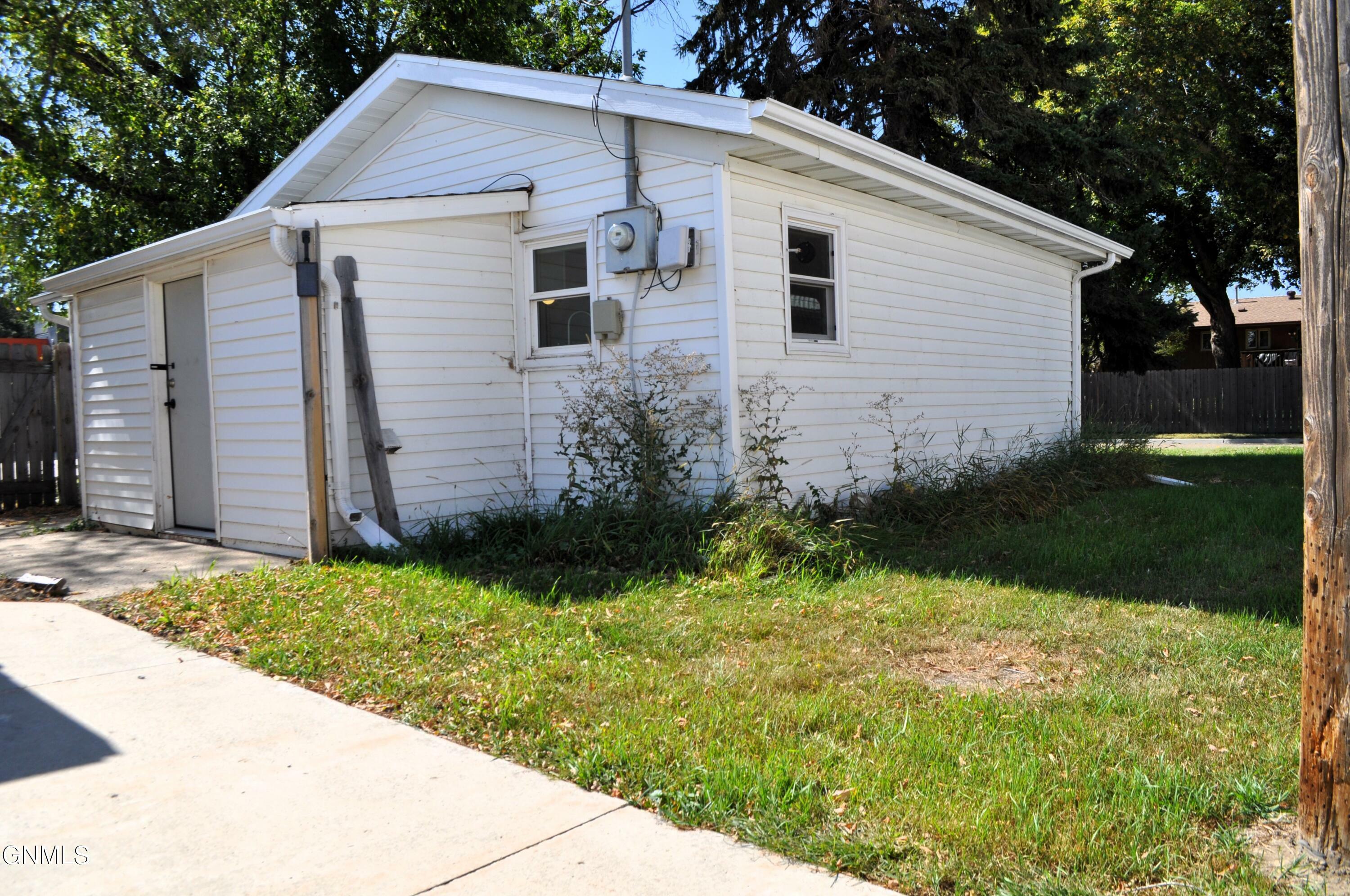 Property Photo:  406 Railway Avenue SW  ND 58554 