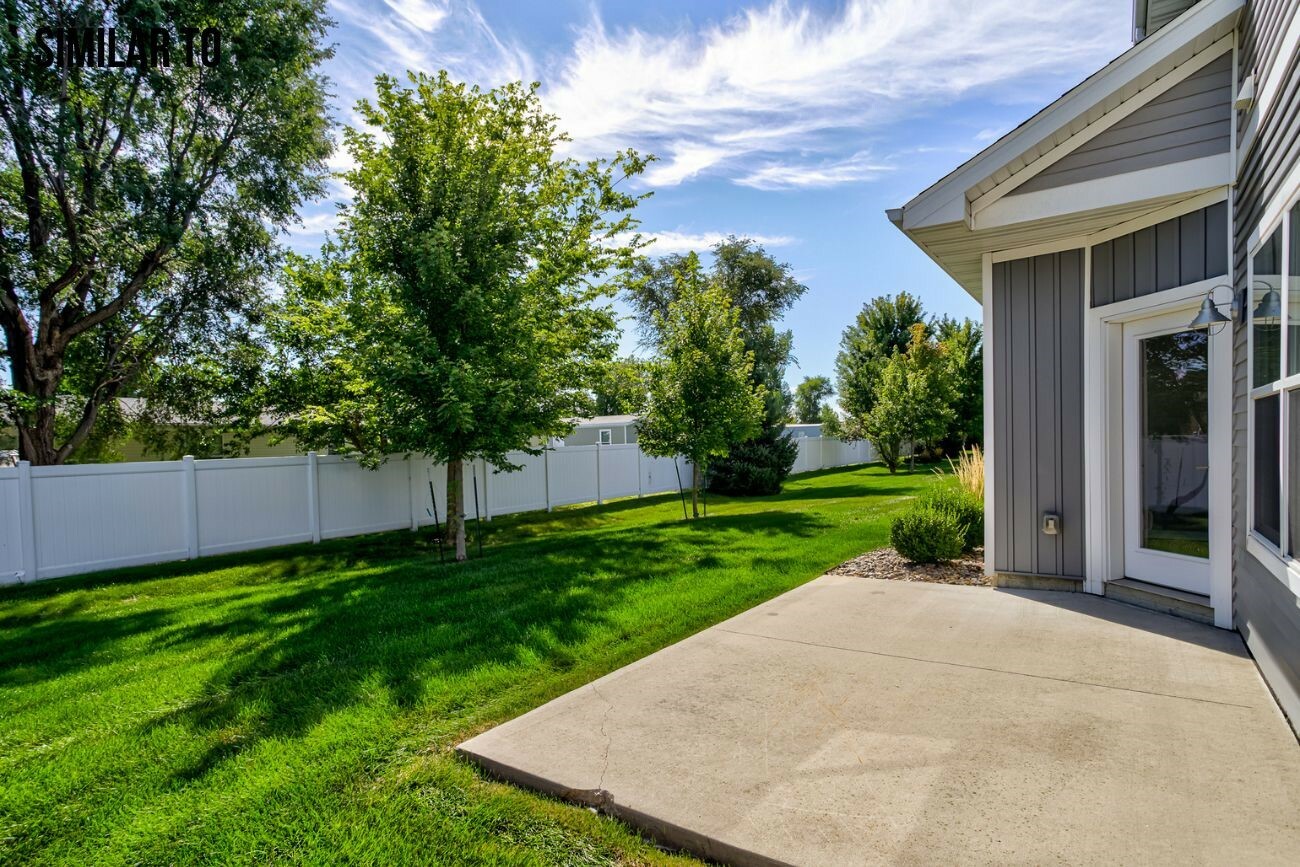 Property Photo:  308 Larson Drive  IA 50124 