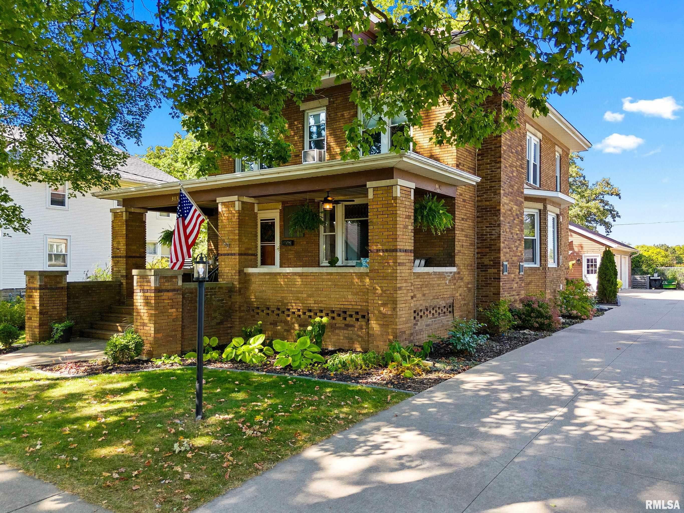 Property Photo:  303 W Burton Avenue  IL 61530 