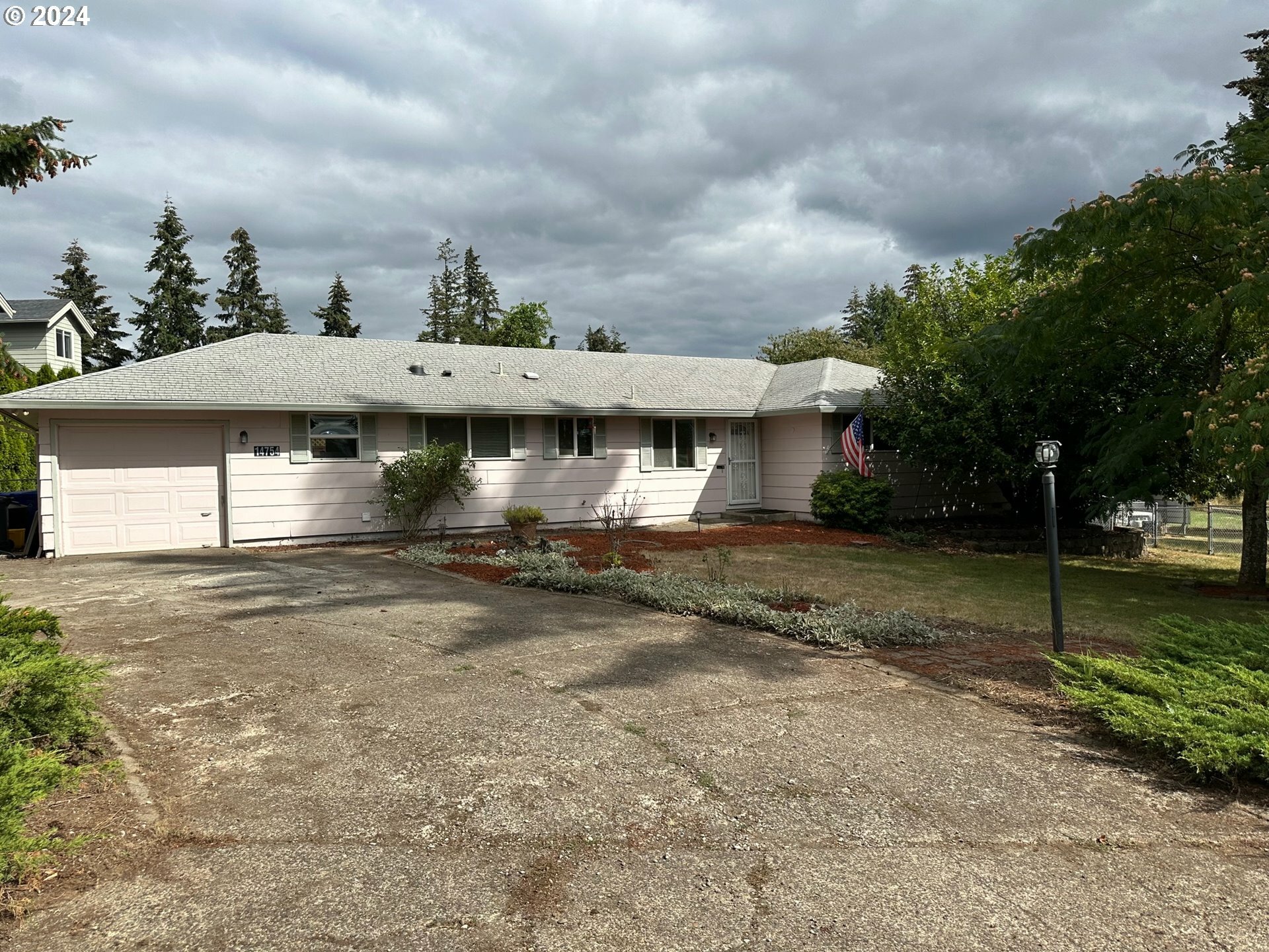 Property Photo: 14754 SE Wy East Ave OR 97089