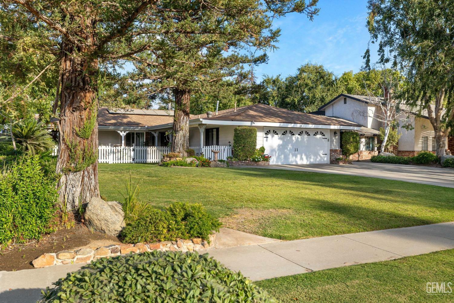 Property Photo:  7100 Crestwood Street  CA 93308 