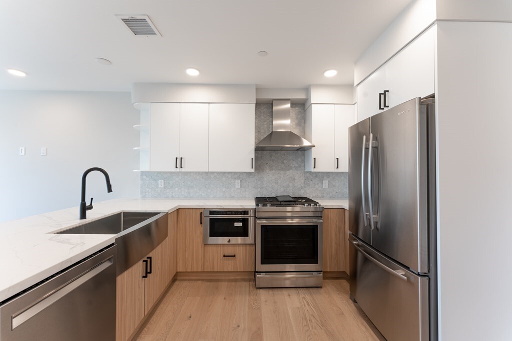 Property Photo: 457 W Broadway 503 MA 02127