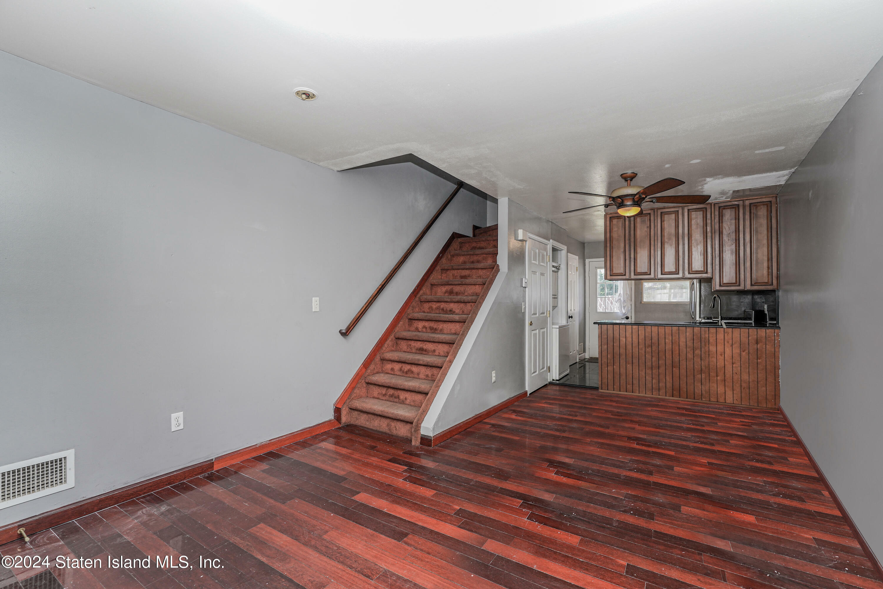 Property Photo:  321 Glen Avenue  NY 10301 