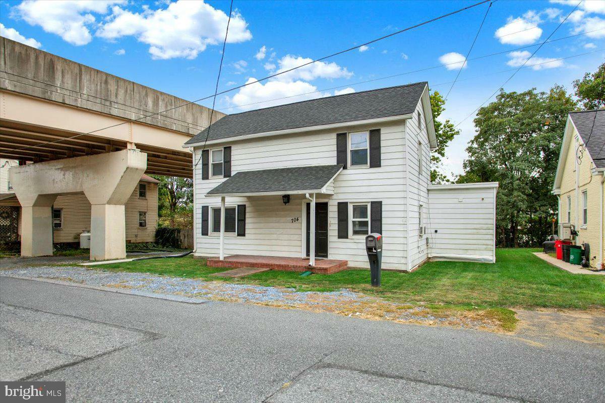 Property Photo:  704 Square Street  PA 17552 