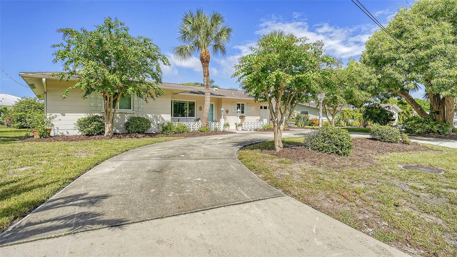 Property Photo:  5548 Waneta Place  FL 34231 