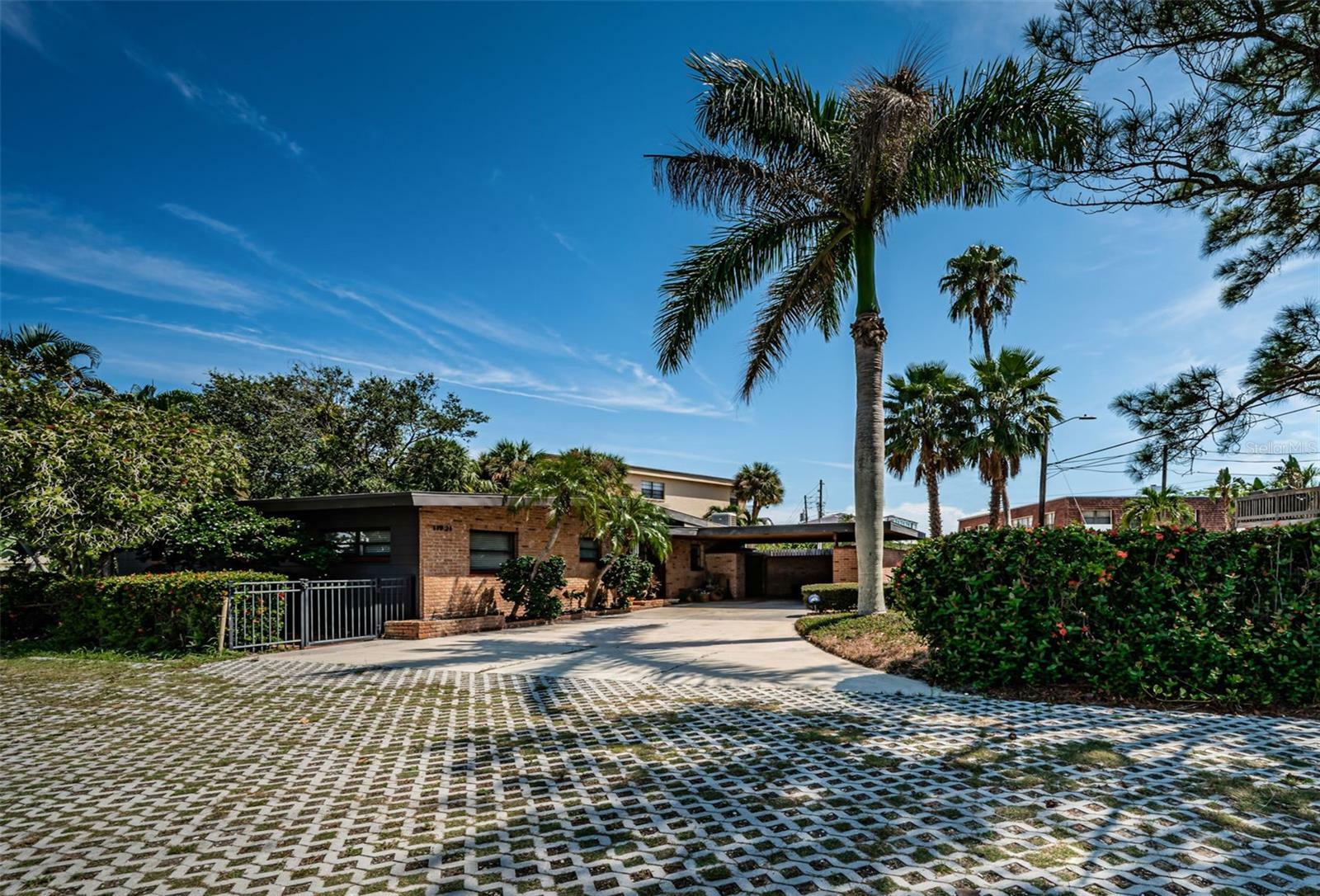 Property Photo:  11921 Lagoon Lane  FL 33706 