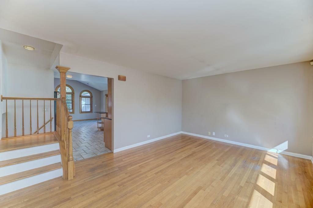 Property Photo:  256 N Brashares Drive  IL 60101 