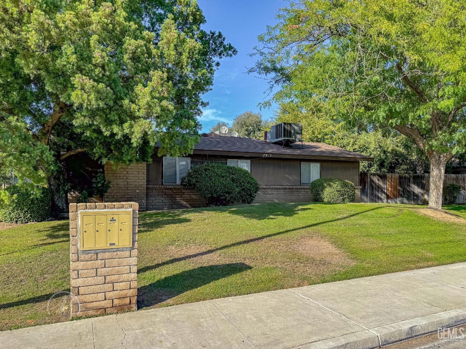 Property Photo: 7912 N Laurelglen Boulevard CA 93309