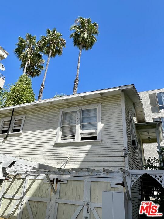 Property Photo:  918 1/2  Palm Ave  CA 90069 