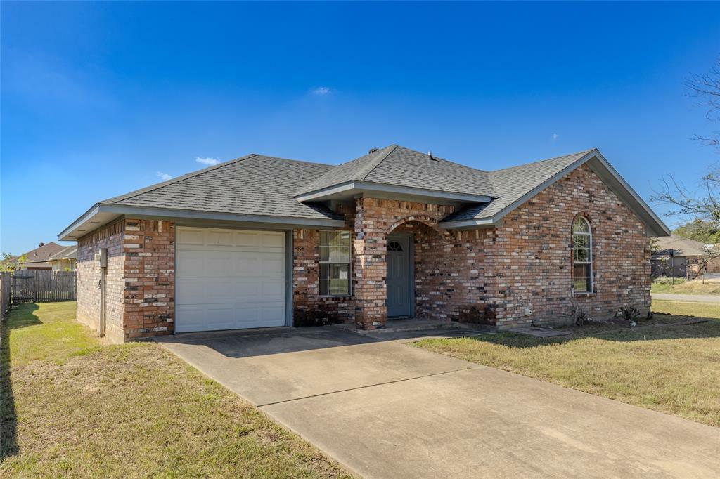 Property Photo: 1000 Enlow Circle TX 75428