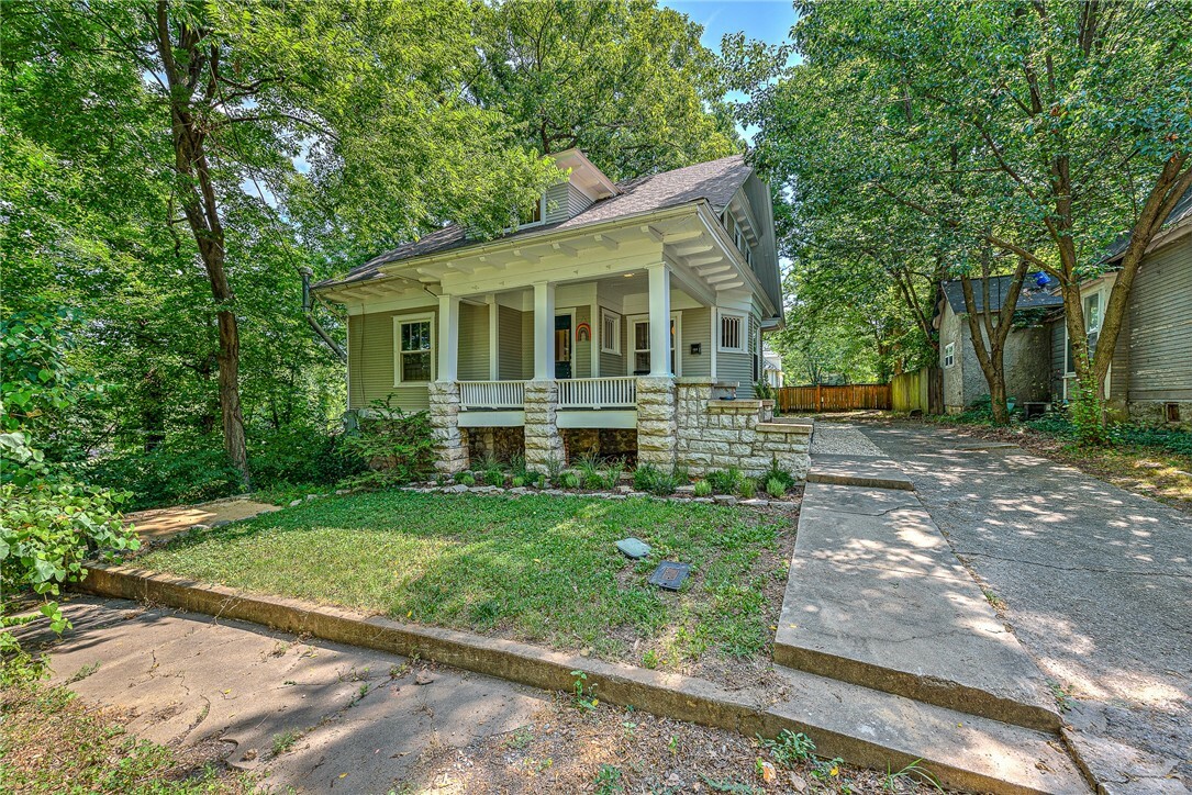 Property Photo:  413 S Madison Street  AR 72761 