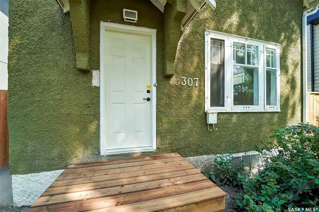 Property Photo:  307 Clarence Avenue S  SK S7N 1H5 