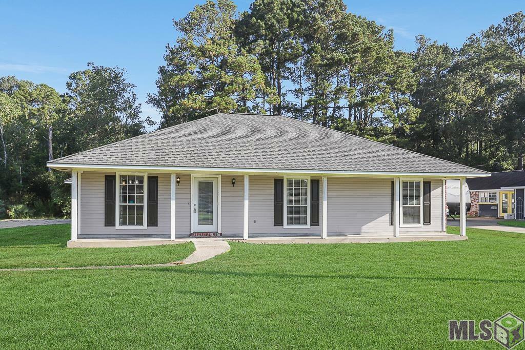 Property Photo: 14121 Meadow Brook Ln LA 70785
