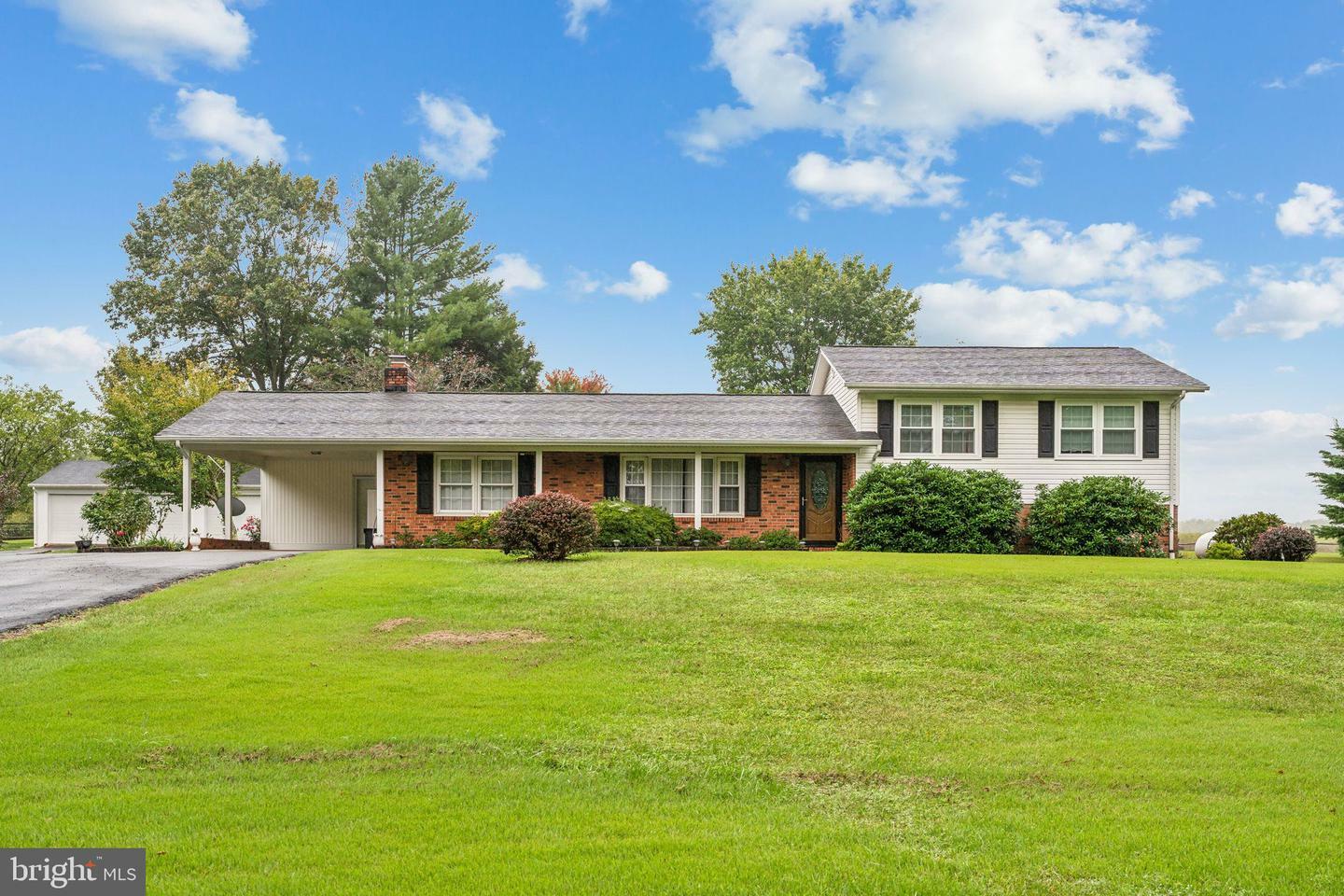 Property Photo:  8150 Applewood Lane  VA 20187 