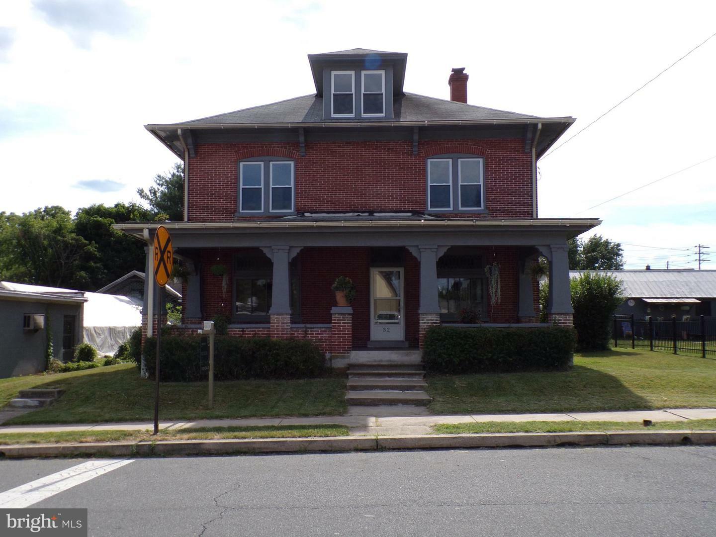 32 N Main Street  Topton PA 19562 photo