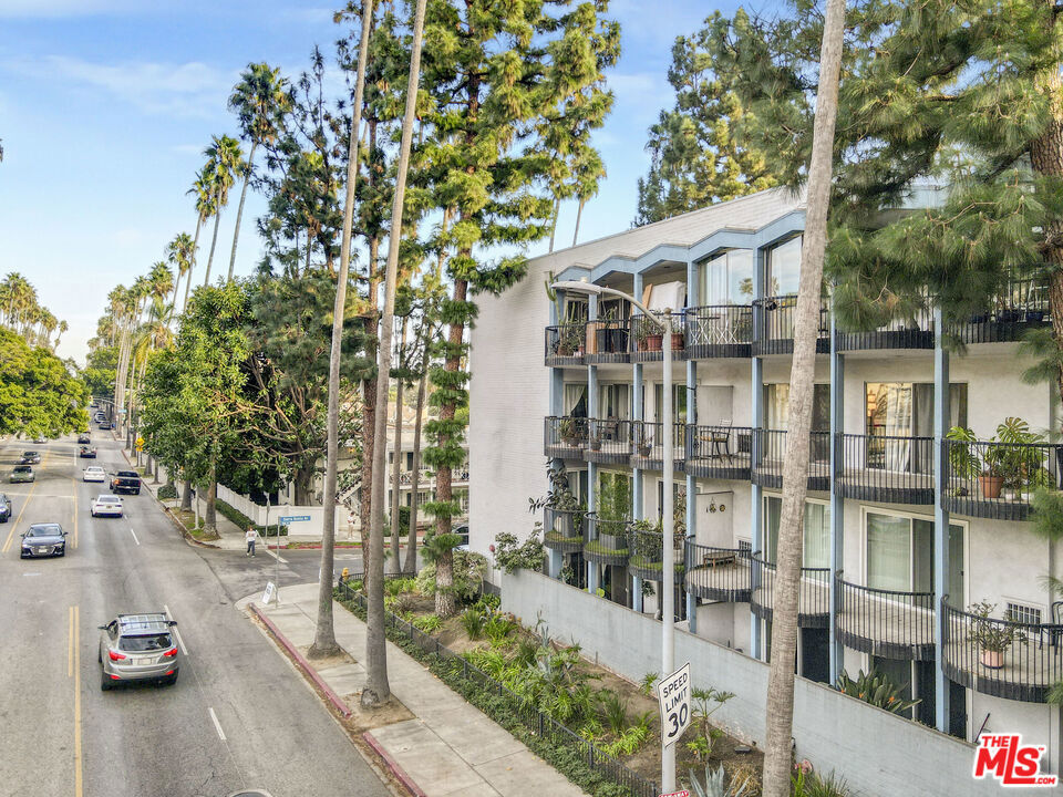 Property Photo:  7560 Hollywood Boulevard 306  CA 90046 