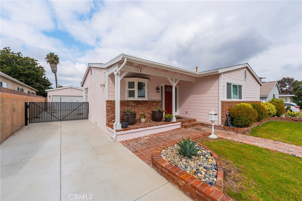 Property Photo:  817 Elm Avenue  CA 90503 