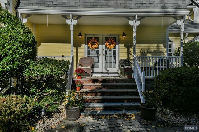 Property Photo:  881 Circle Avenue  NJ 07417 