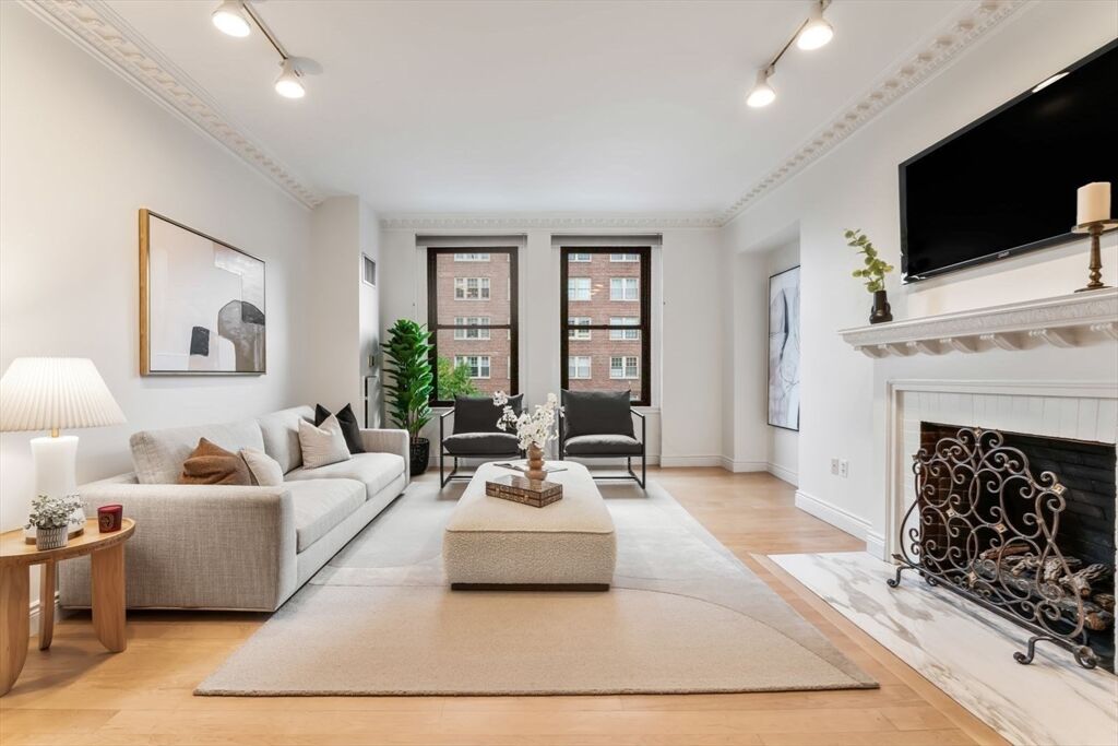 Property Photo: 4 Charlesgate E 302 MA 02215