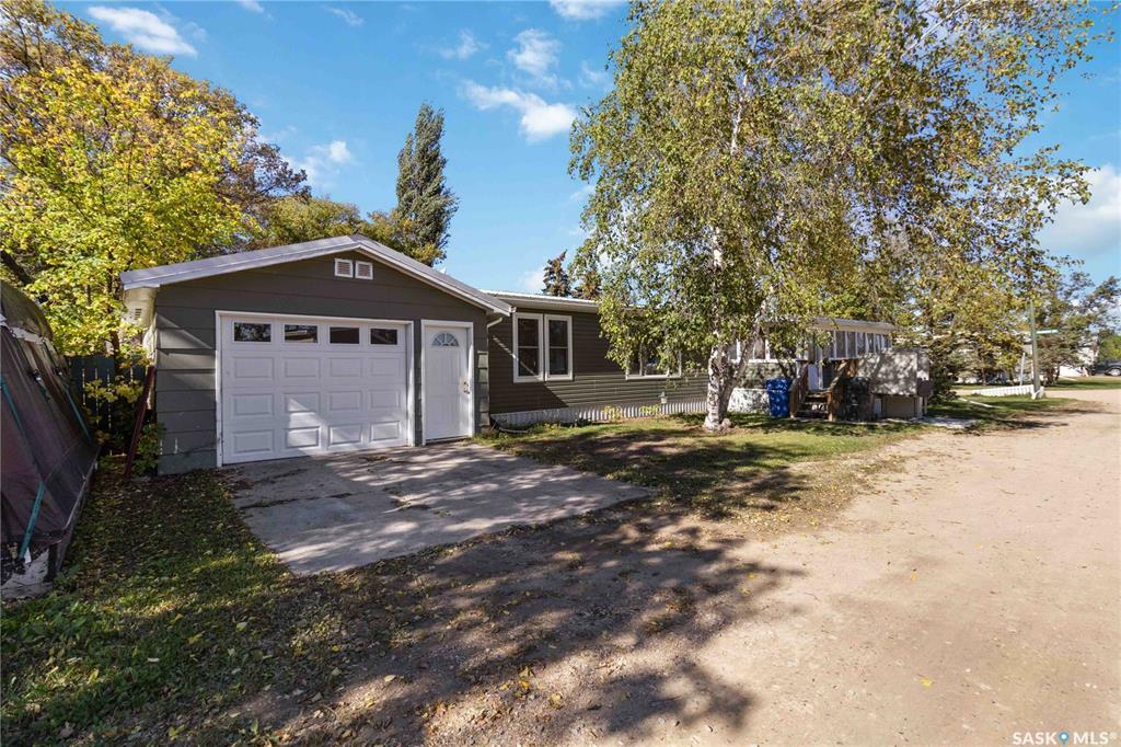 Property Photo:  190 Sycamore Drive  SK S7B 0A4 