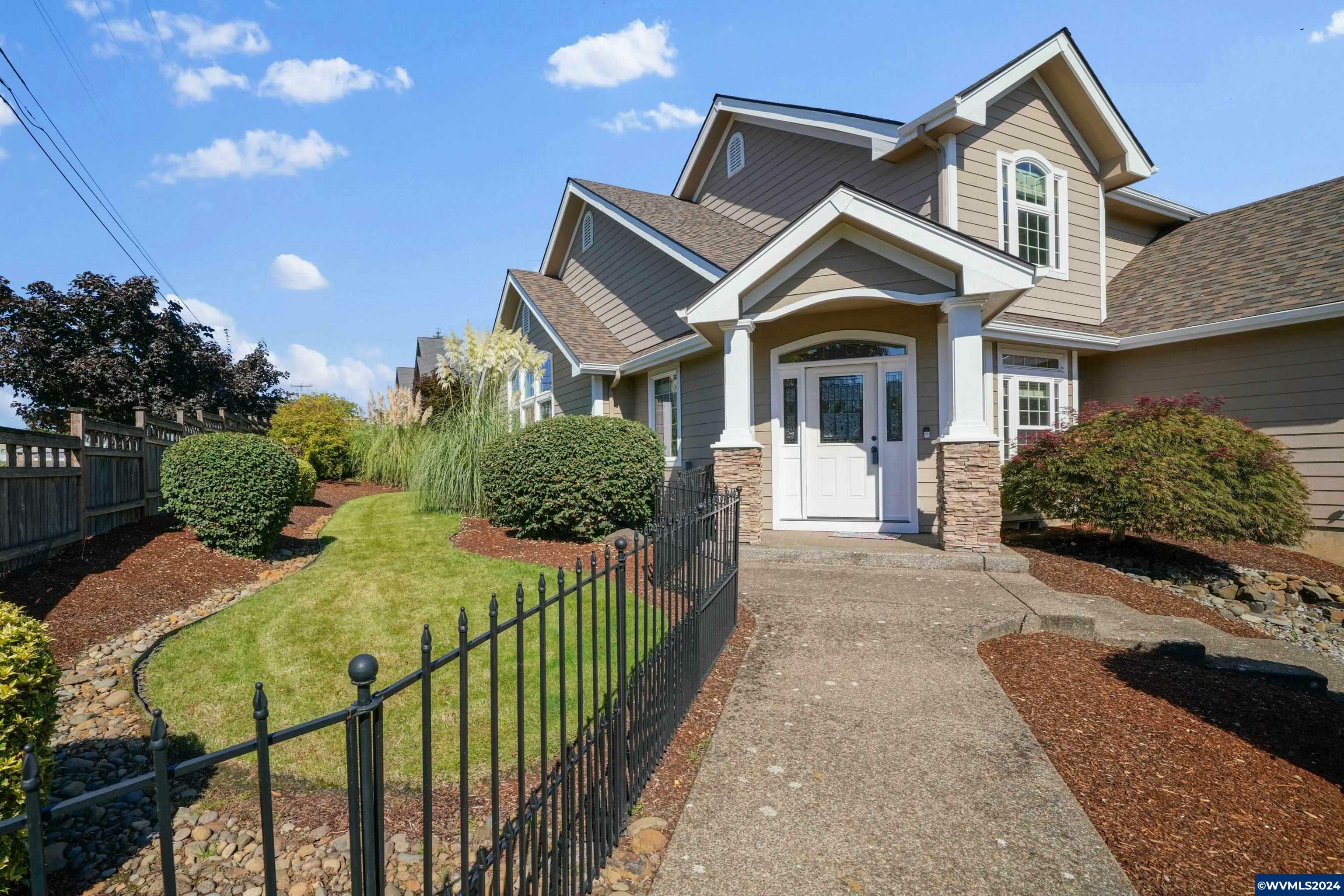 Property Photo:  1002 SE Barberry Av  OR 97338 