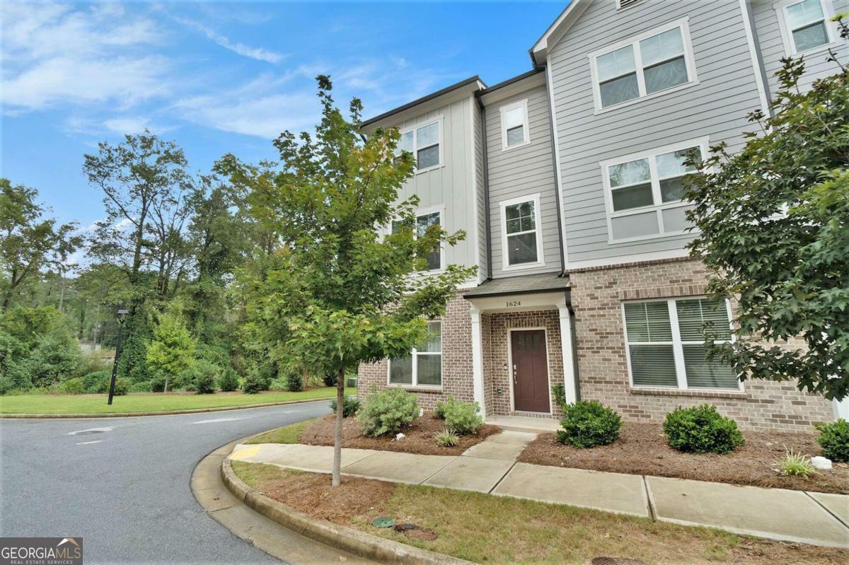 Property Photo:  1624 Venture Point Way  GA 30032 