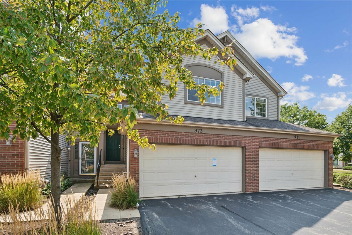Property Photo: 973 Parkhill Circle 973 IL 60502