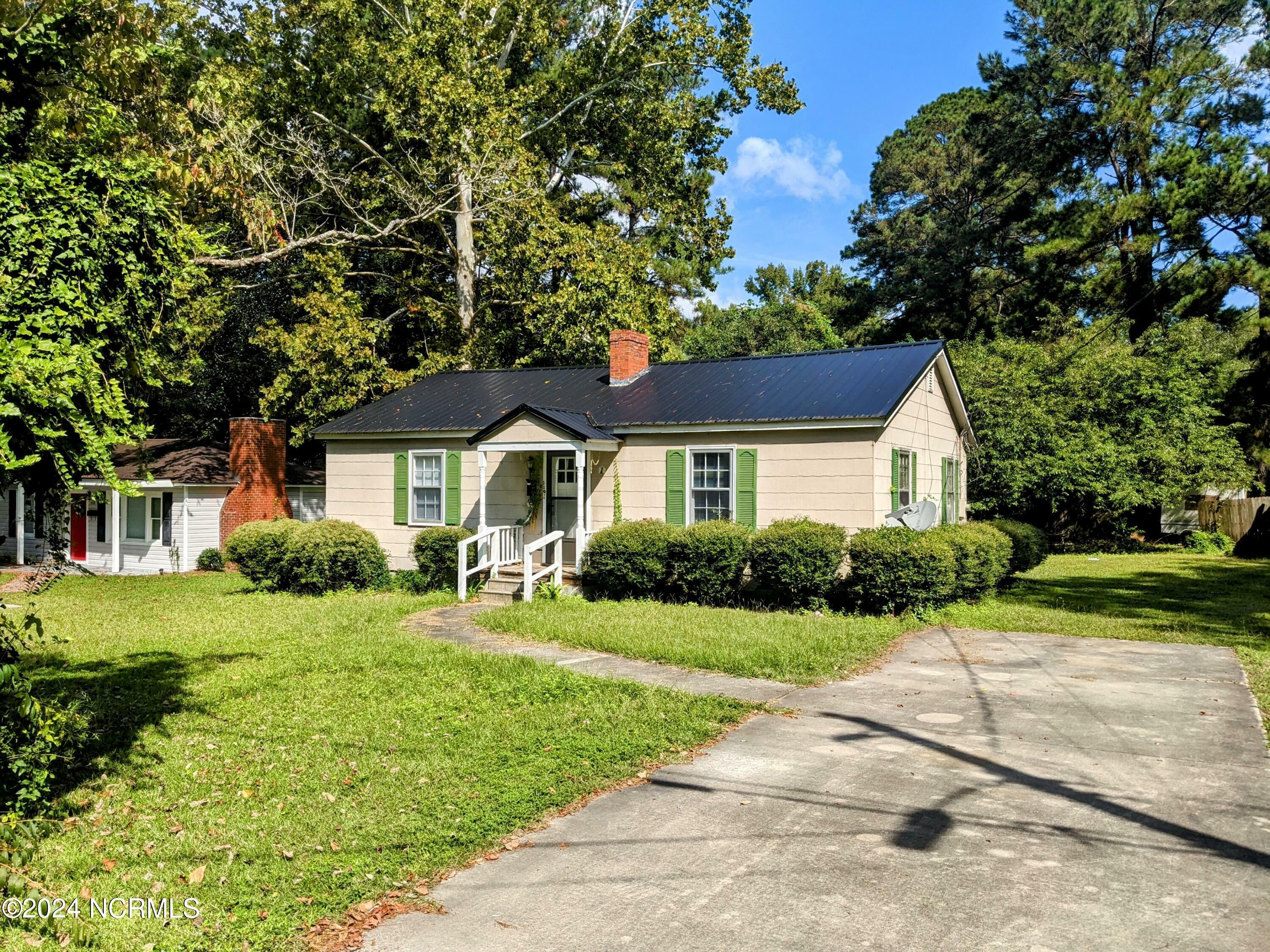 Property Photo:  110 W Frink Street  NC 28472 