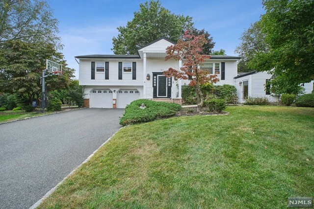 Property Photo:  21 Laurel Court  NJ 07044 