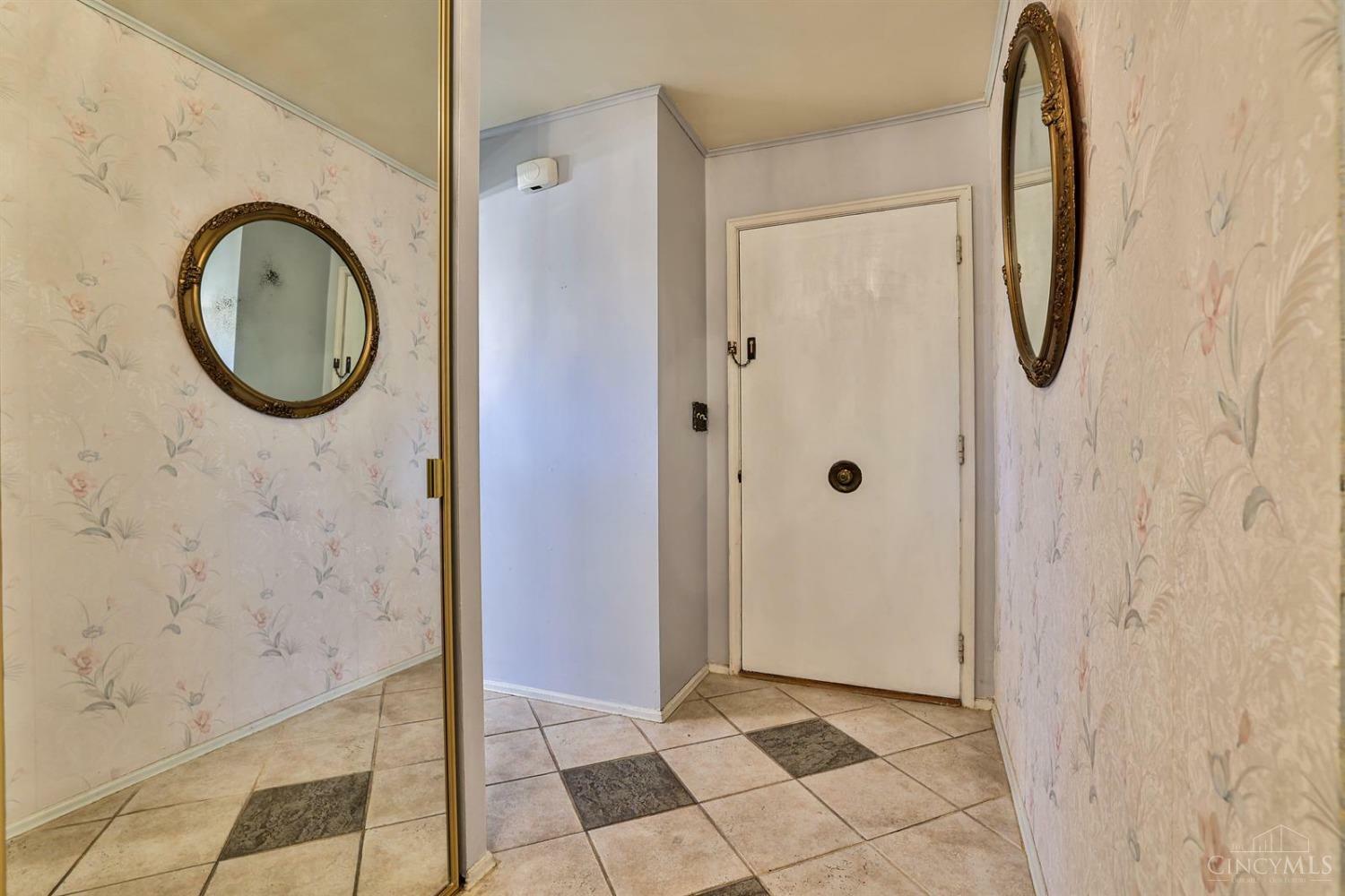 Property Photo:  8807 Fontainebleau Terrace  OH 45231 