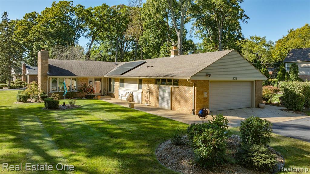 Property Photo: 875 Pine Hill Drive MI 48304
