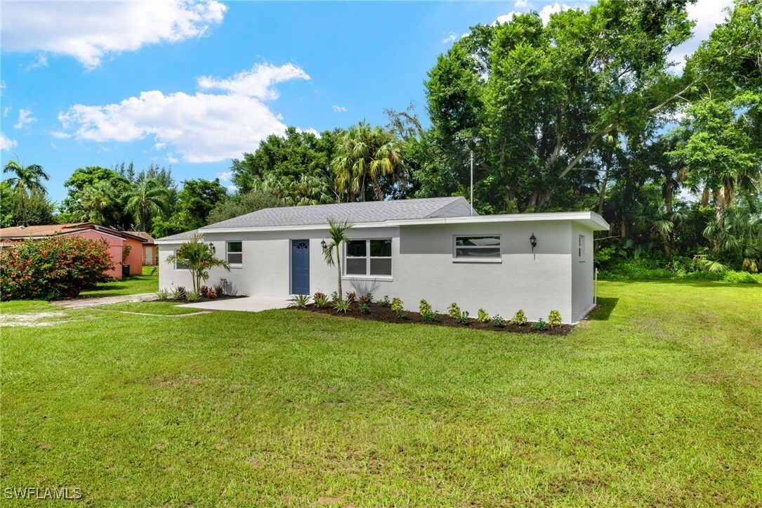 Property Photo:  4647 Lavonne Avenue  FL 33905 