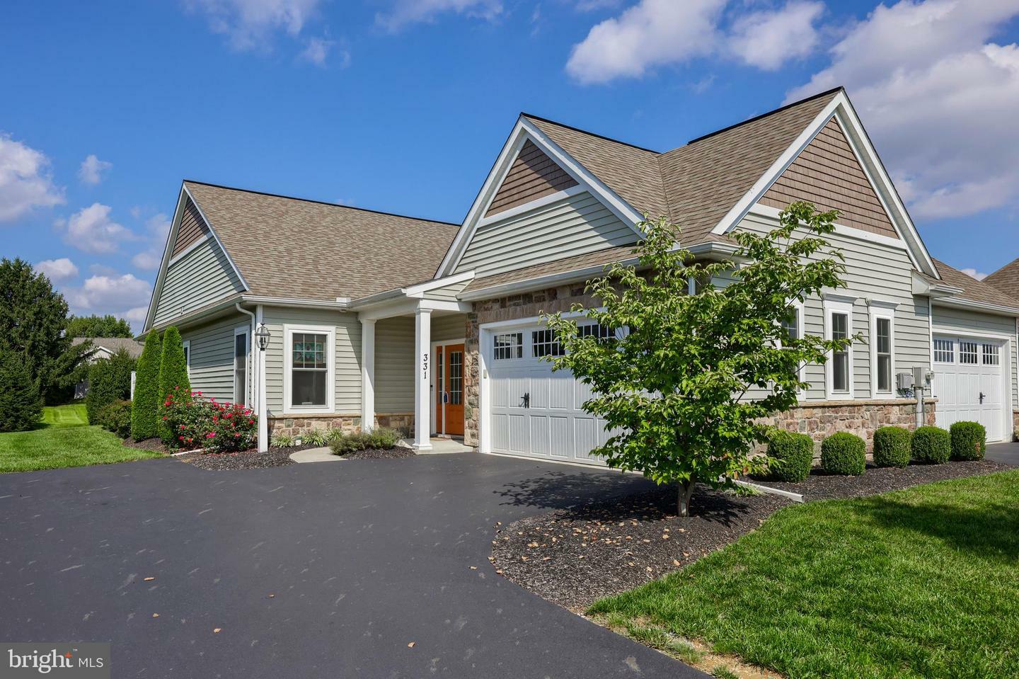 Property Photo:  331 Pin Oak Drive  PA 17543 