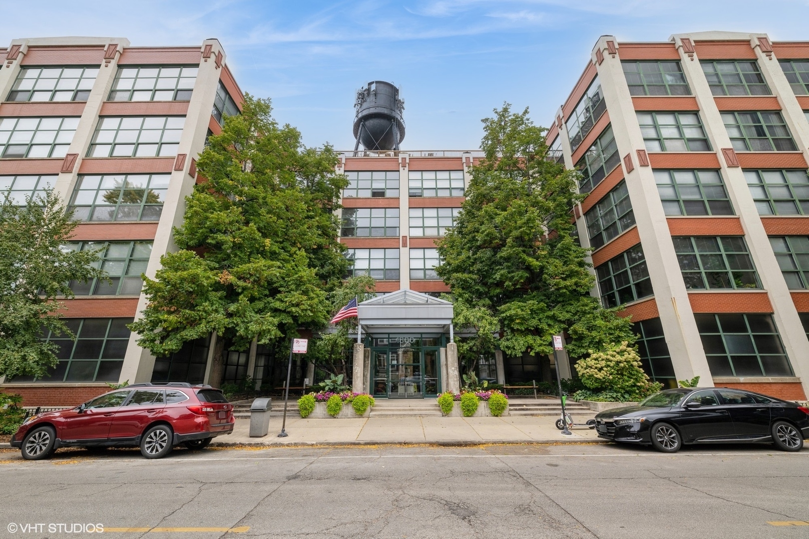 Property Photo:  1800 W Roscoe Street 304  IL 60657 