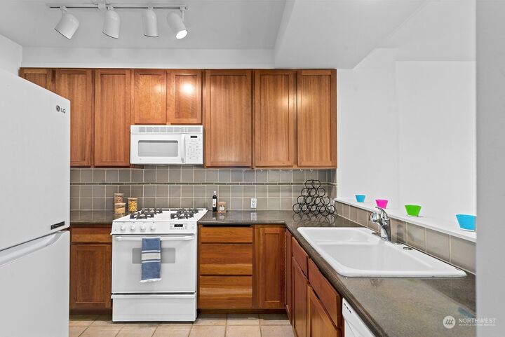 Property Photo:  1900  Alaskan Way 203  WA 98101 