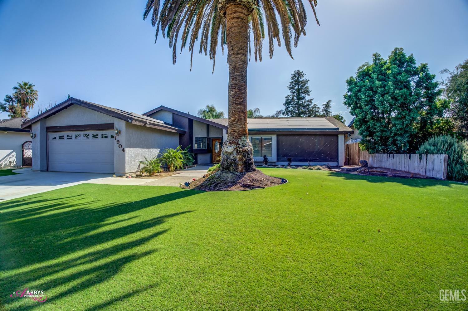 Property Photo:  1904 Glenbrea Court  CA 93309 