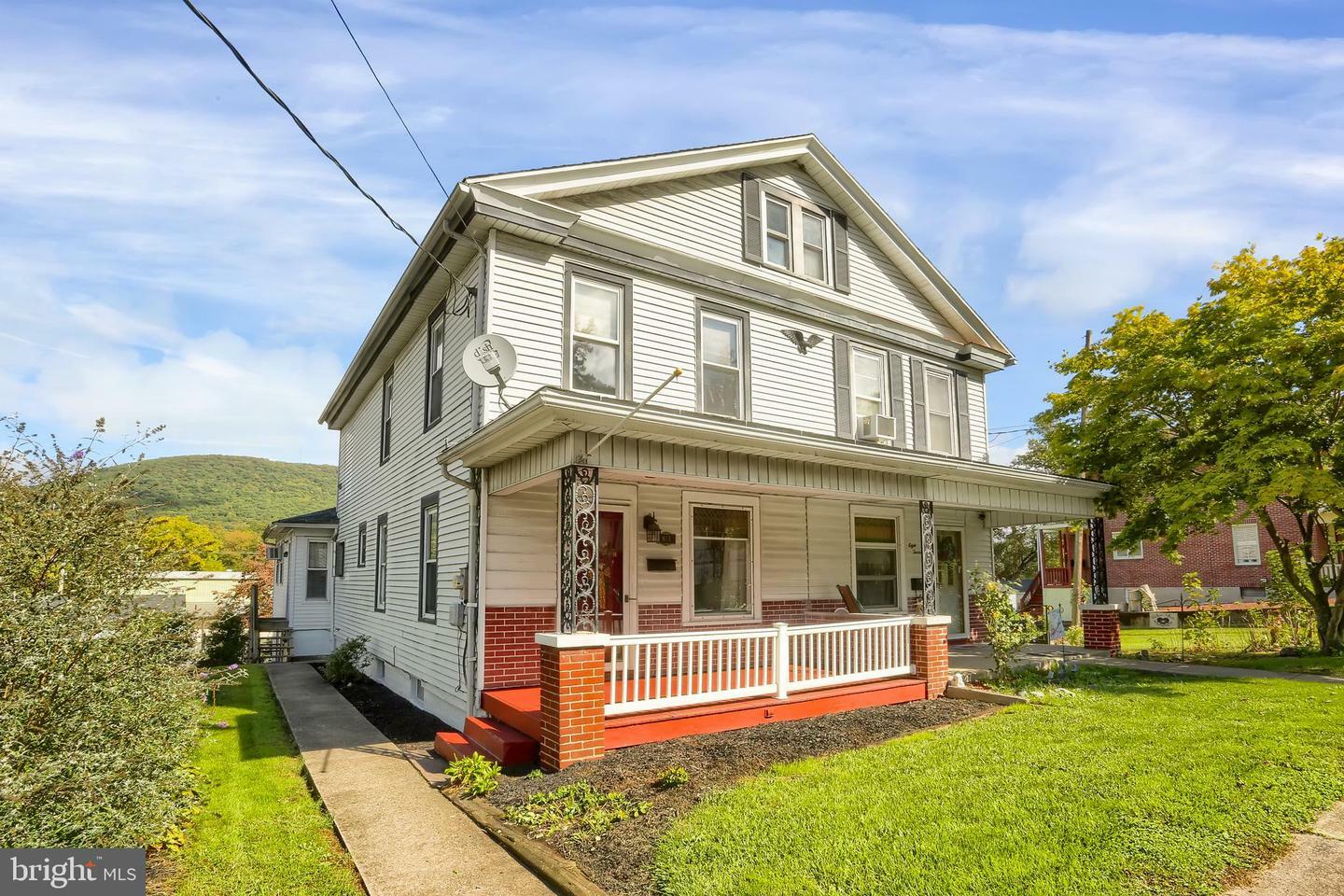 Property Photo:  811 Main Street  PA 17048 