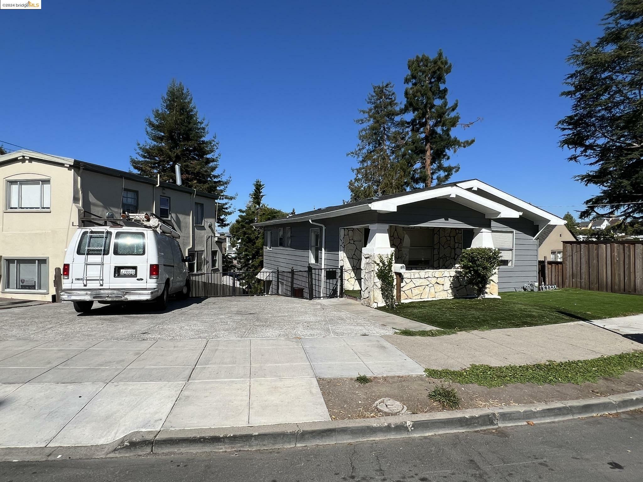 Property Photo:  891 E 28th St  CA 94610 