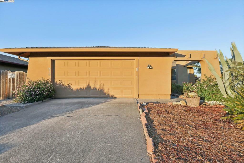 Property Photo:  859 S McDowell Blvd  CA 94954-4438 