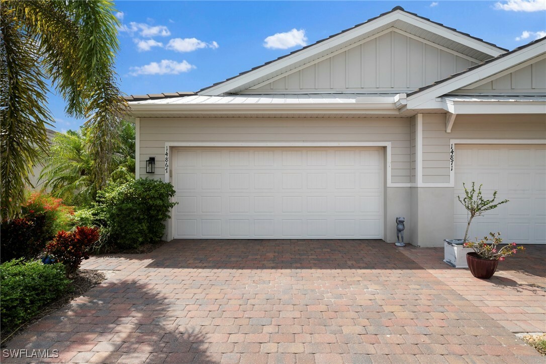 Property Photo:  14867 Edgewater Circle  FL 34114 