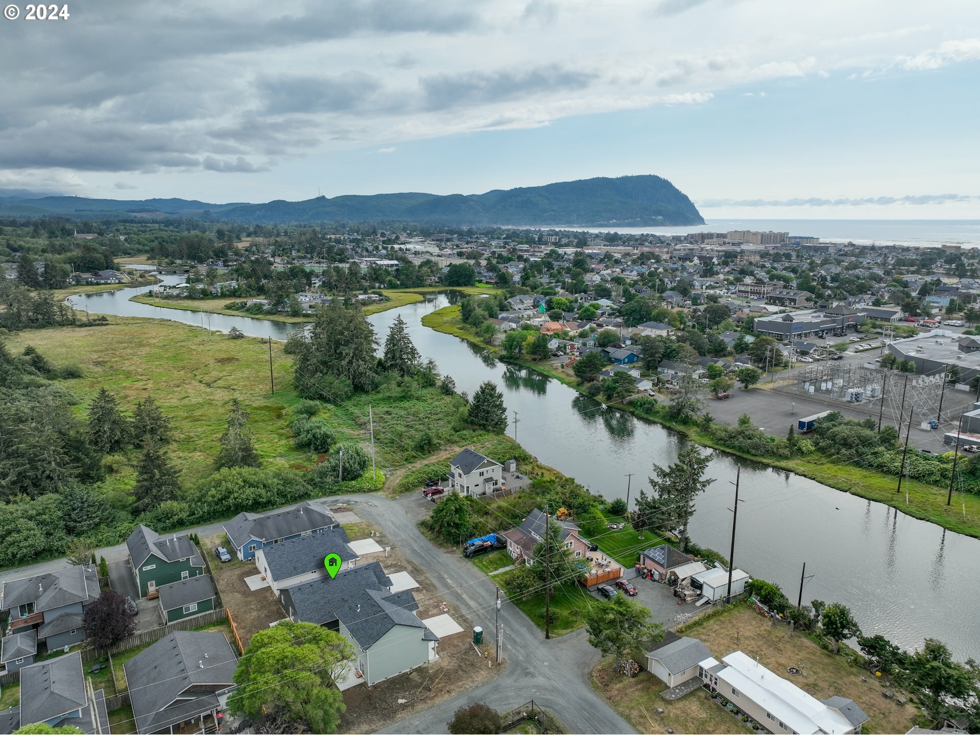 Property Photo: 965 Queen St OR 97138