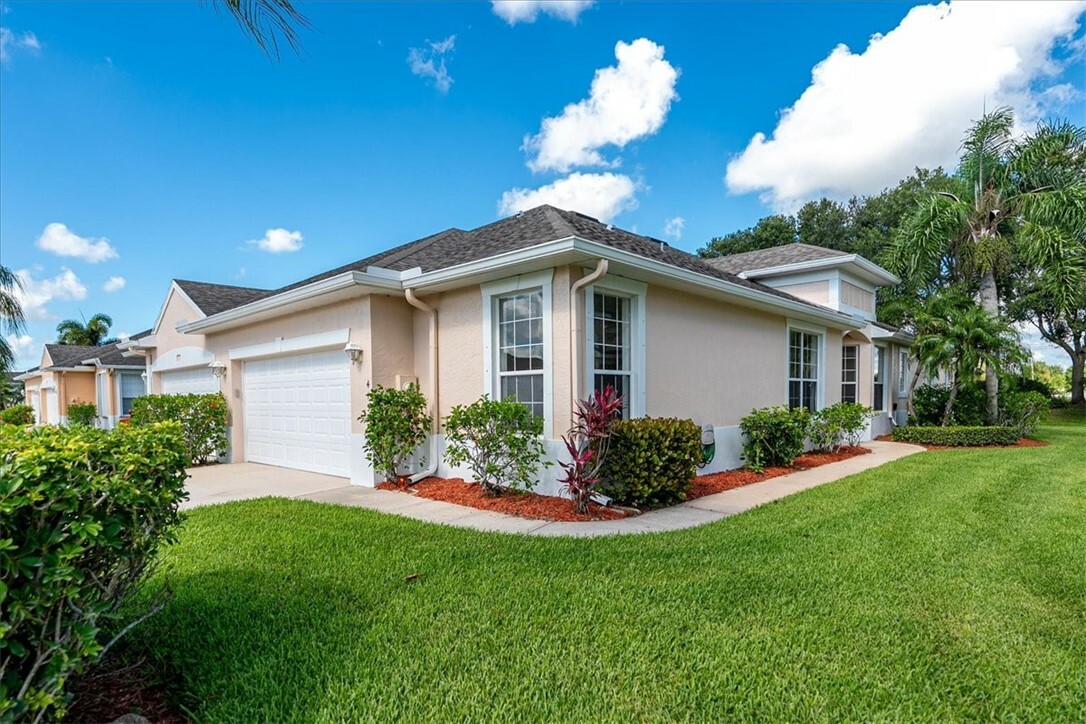 Property Photo: 413 W Tangerine Square SW FL 32968
