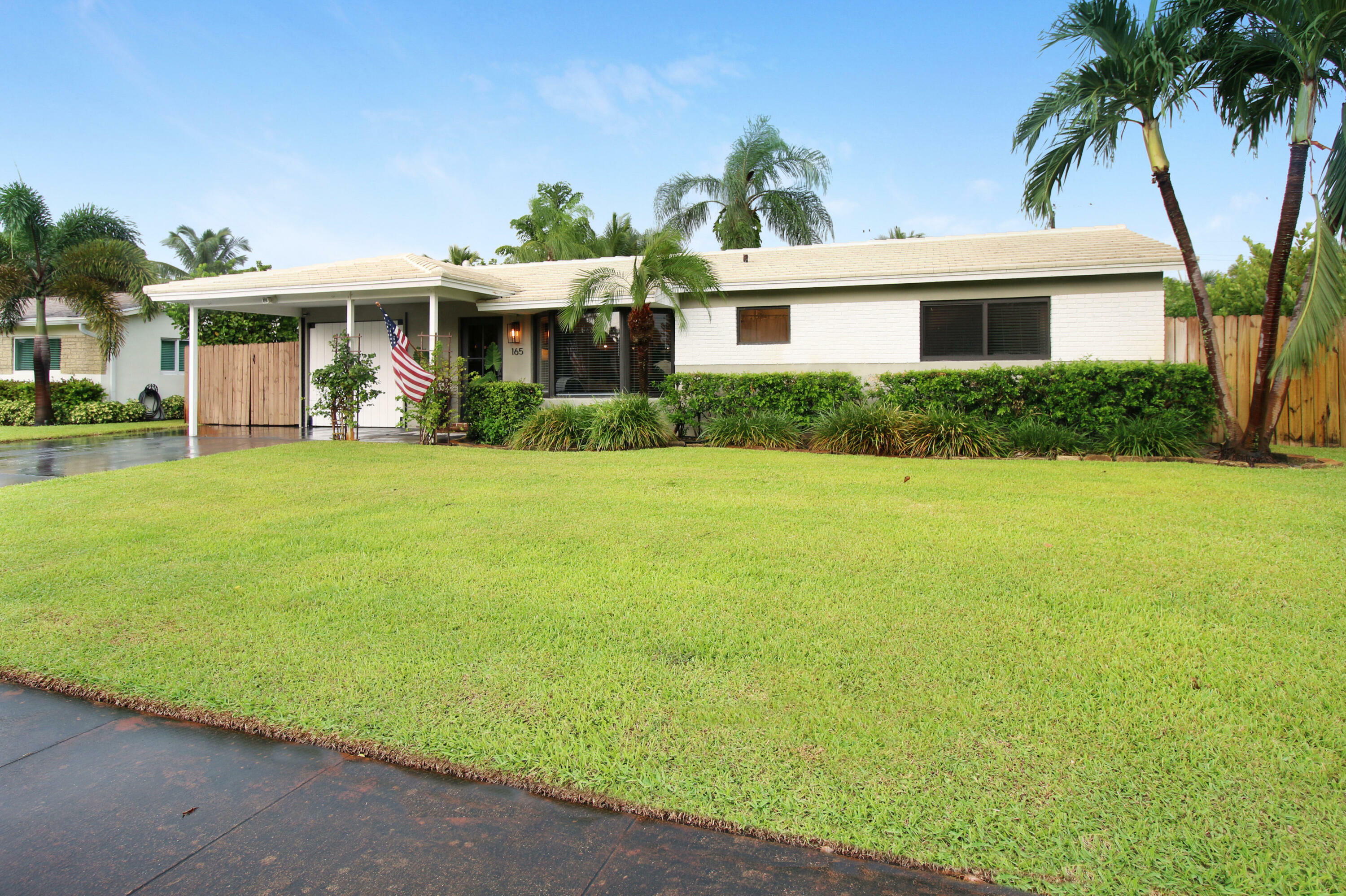 Property Photo:  165 SE 27th Court  FL 33435 