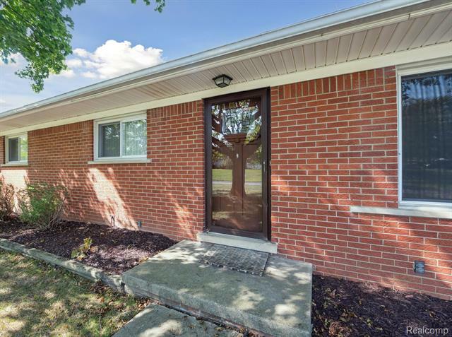 Property Photo:  5492 Jerome Lane  MI 48439 